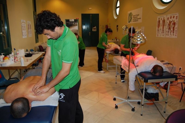 Los fisioterapeutas atienden a 43 costaleros hasta el Mircoles Santo en la Corredera